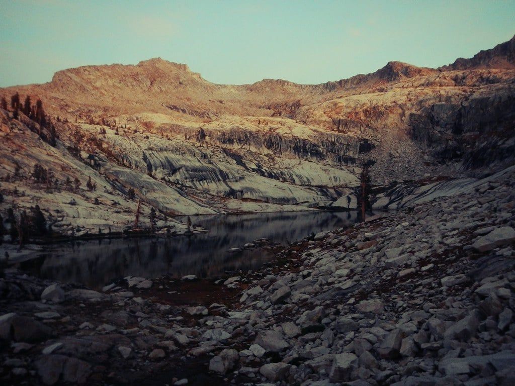 Pear Lake descansa encajado en una cuenca escarpada de granito al atardecer en el Parque Nacional Sequoia.