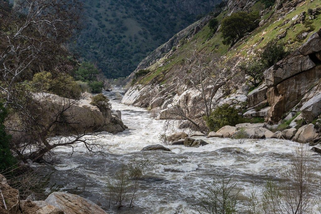 Rápidos de aguas bravas se agitan entre las rocas del cañón del río Kern en California, a lo largo de la ruta hacia el Parque Nacional Sequoia.