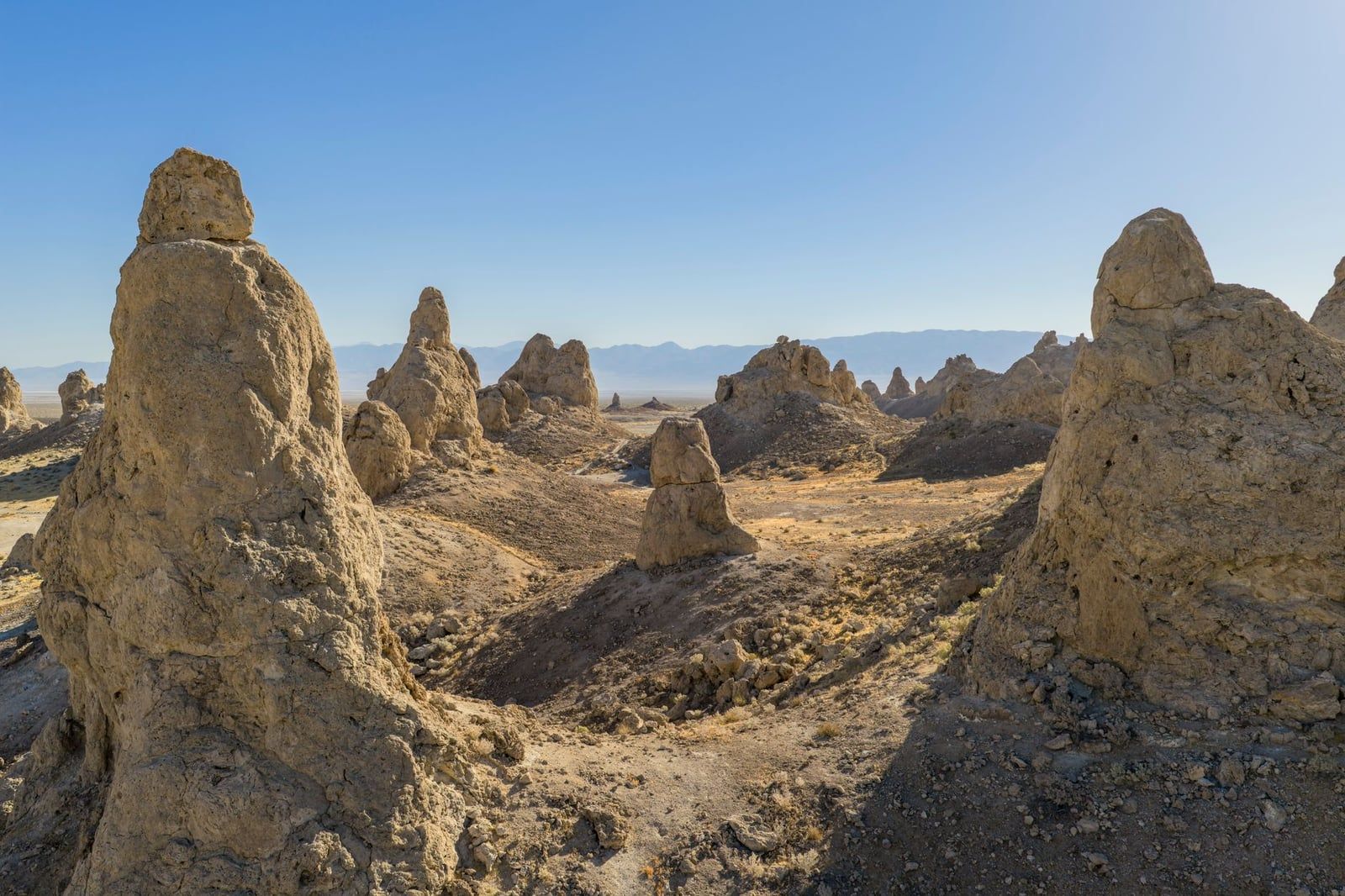 Agujas de toba de las Trona Pinnacles se elevan desde el suelo del desierto a lo largo de una ruta panorámica en carretera hacia el Parque Nacional Sequoia.