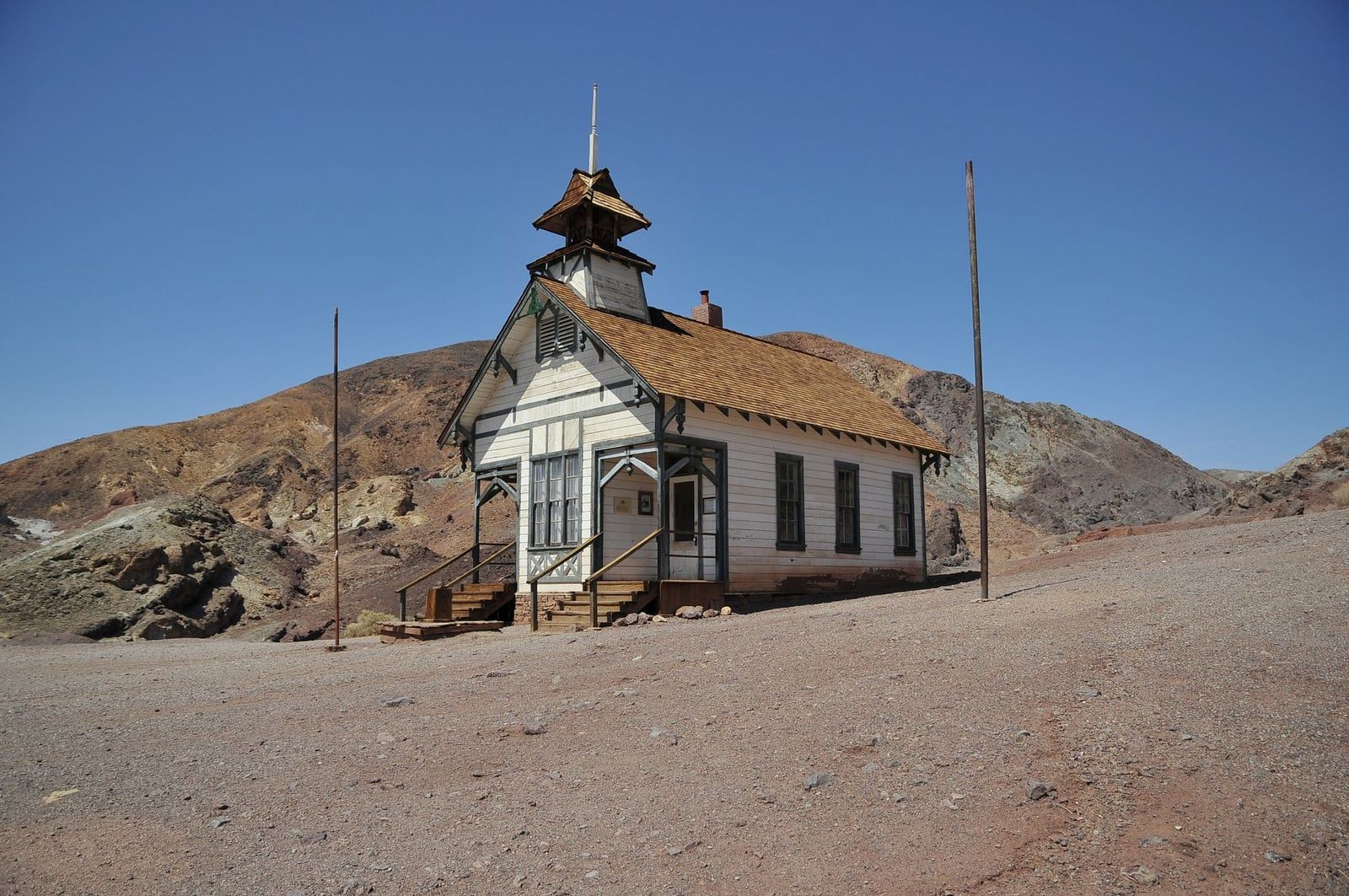 Historisches hölzernes Einraumschulhaus in der Calico Ghost Town, ein landschaftlich reizvoller Straßenstopp auf der Fahrt zum Sequoia-Nationalpark.