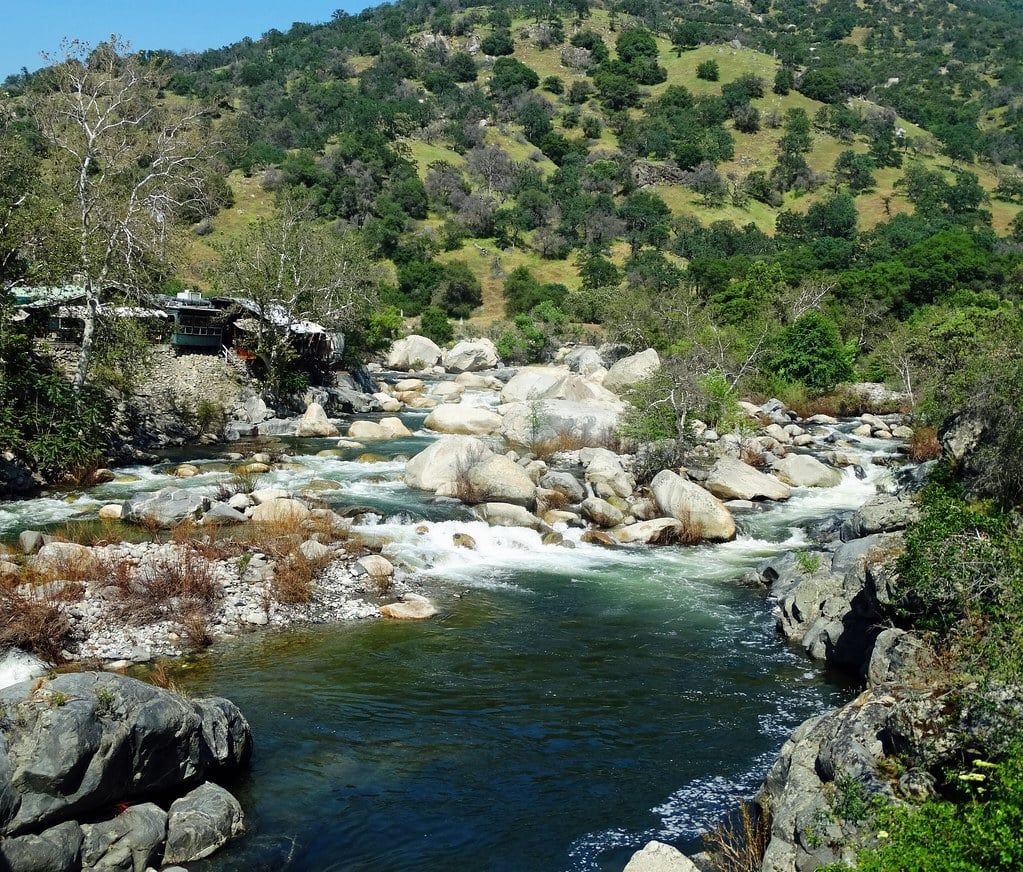 Rocas llenan las aguas del río Kaweah en Three Rivers, California, a las afueras del Parque Nacional Sequoia.