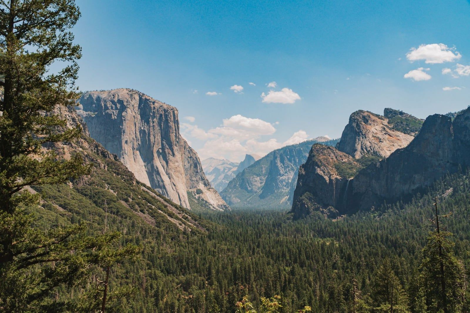 Panoramic Tunnel View overlook in Yosemite Valley framing El Capitan and Half Dome, a scenic starting point on the route to Sequoia National Park.